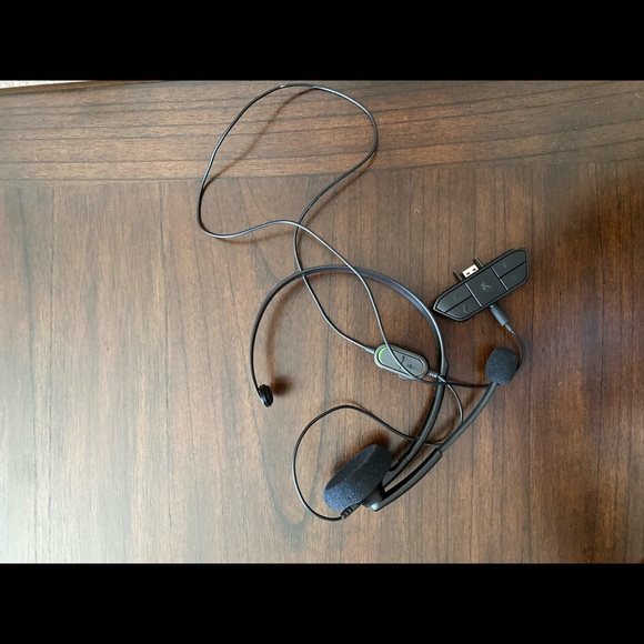 Xbox One 500GB 2 controllers, headset, recharge 🔋 - Picture 7 of 9